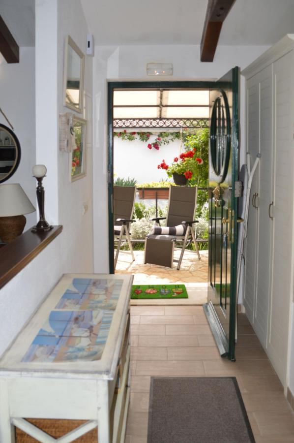 Issa Holiday Home - 3 Min Walk To Beach Kaštela Exterior foto