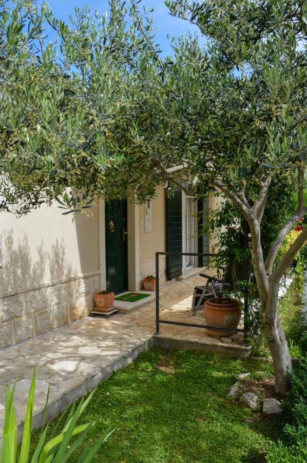 Issa Holiday Home - 3 Min Walk To Beach Kaštela Exterior foto